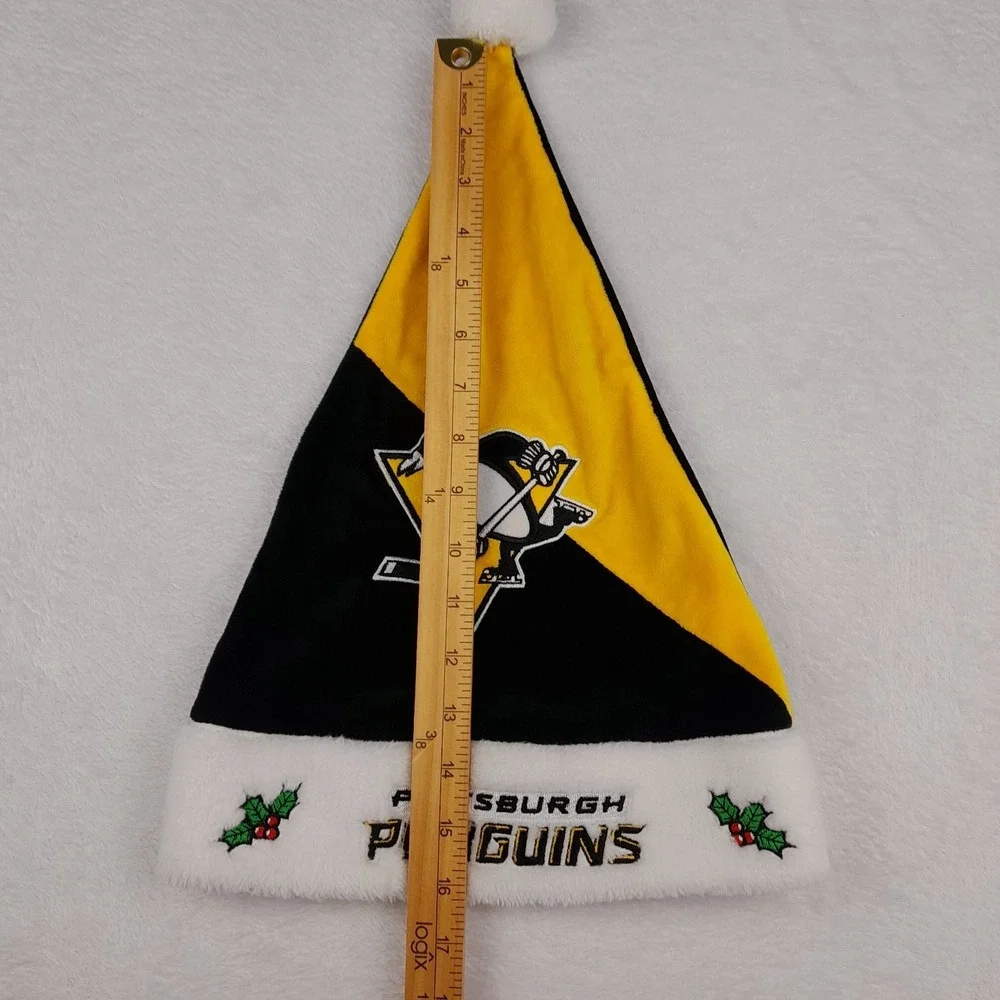 Pittsburgh‎ Penguins NHL Colorblock Santa Hat Forever Collectibles Logo Winter